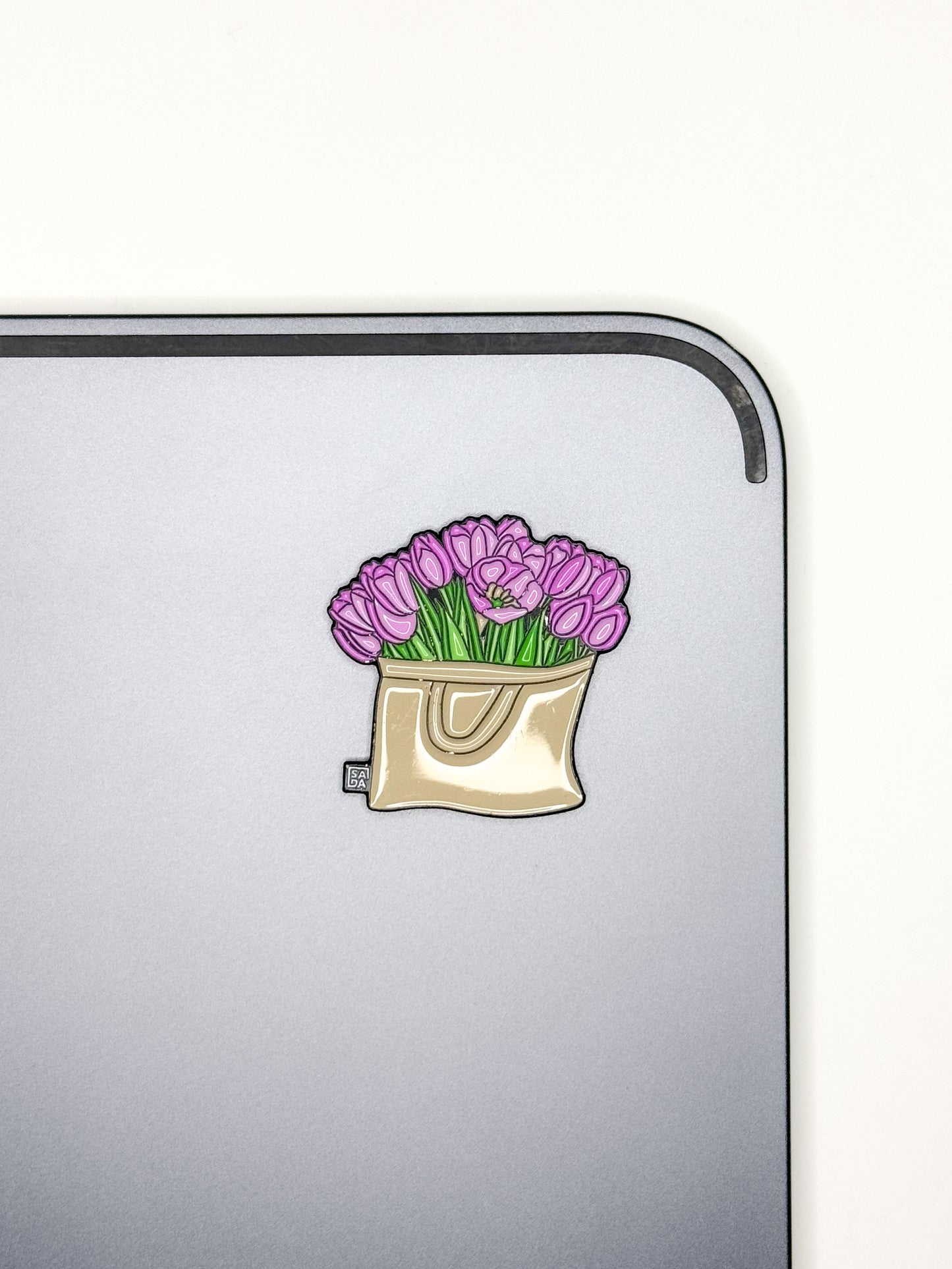 tote with flowers